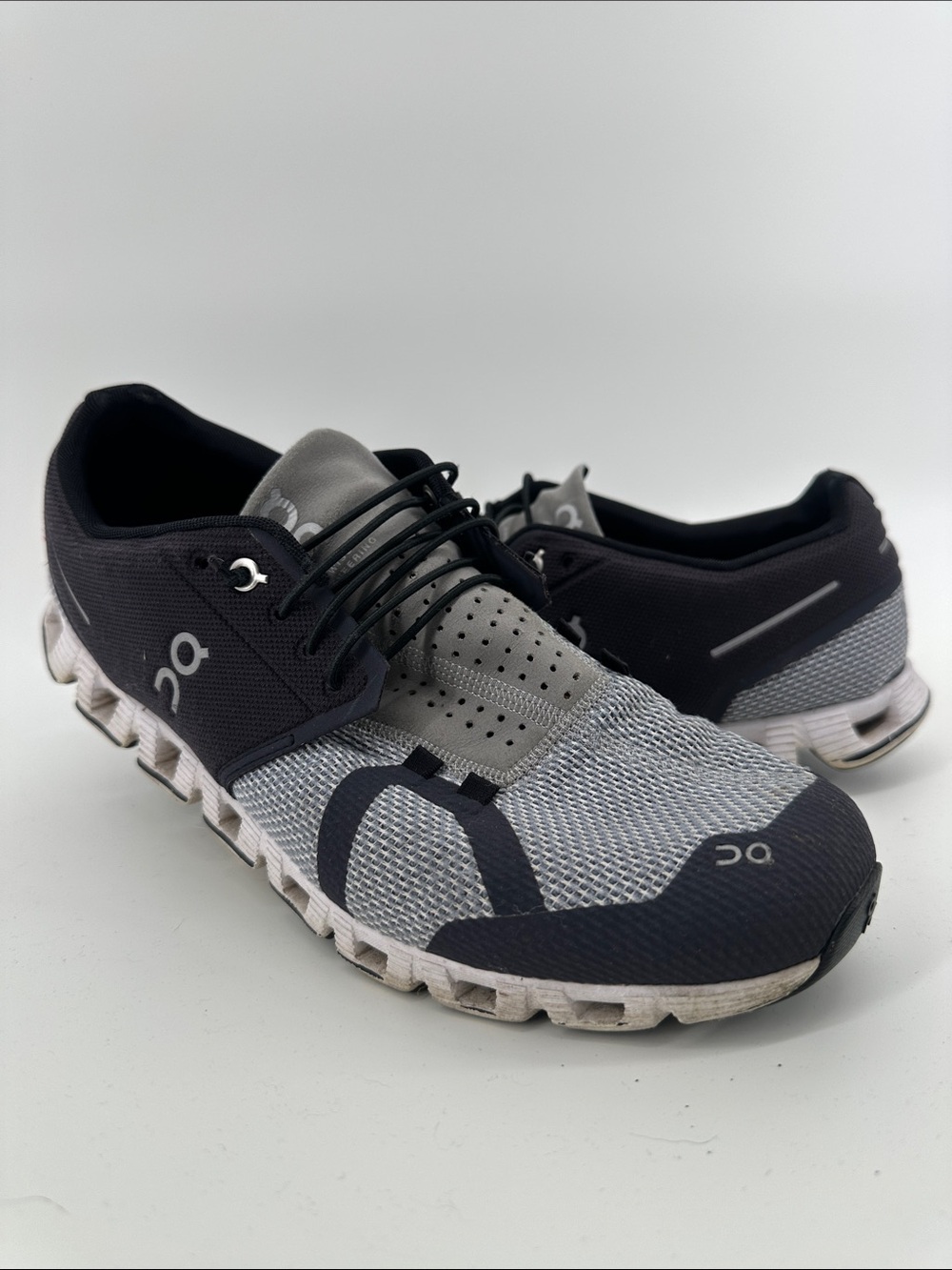 On Running Athletic Runners in Gray and Navy Men’s sz 11